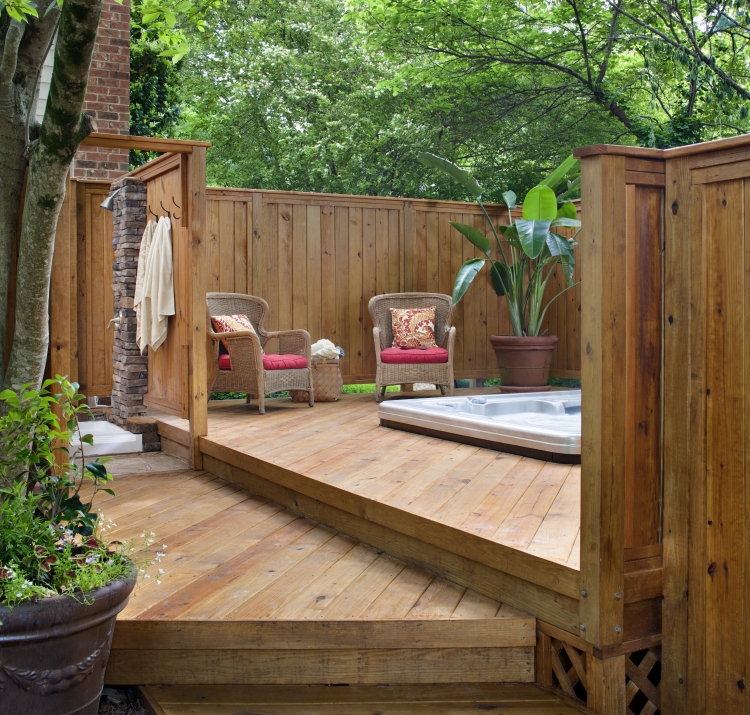 terrasse de jardin arrière-cour bain à remous fauteuils tressés